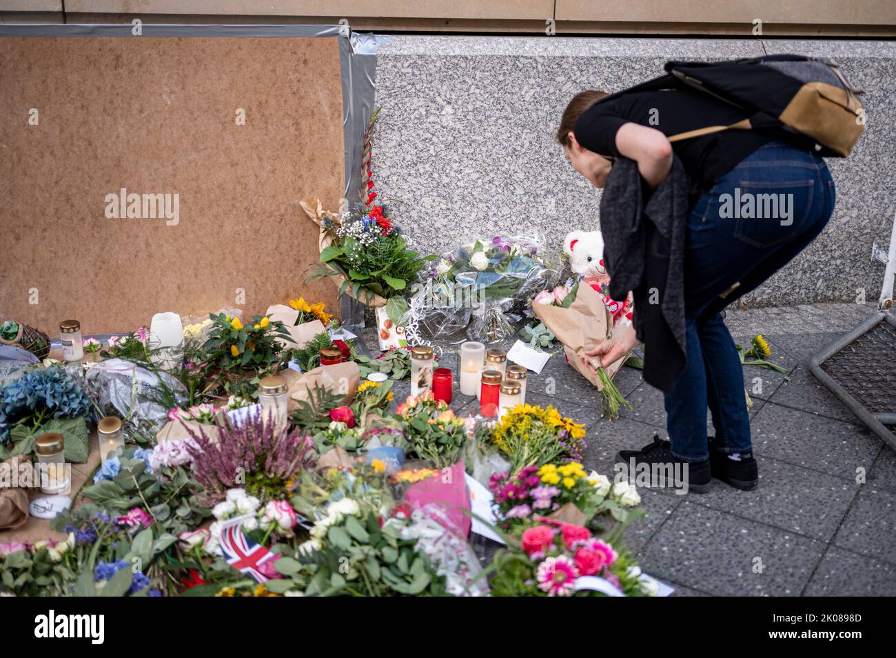 Londra, Regno Unito. 10th Set, 2022. Una donna depone fiori in memoria della regina Elisabetta II presso l'ambasciata britannica. La regina Elisabetta II della Gran Bretagna morì il 8 settembre 2022, all'età di 96 anni. Credit: Fabian Sommer/dpa/Alamy Live News Foto Stock