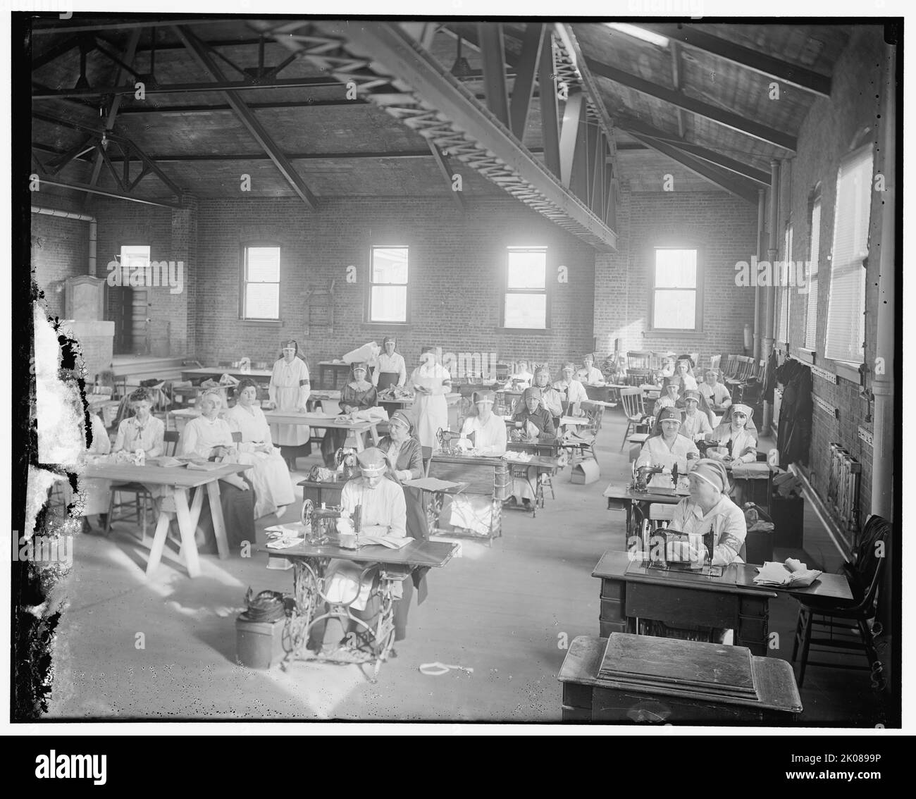 Sala di lavoro della Croce Rossa della signora Doyen, tra le 1910 e le 1920. Foto Stock