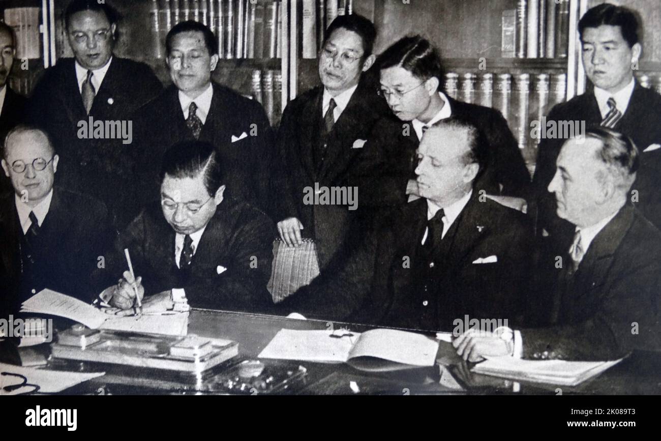 L'ambasciatore giapponese Hiroshi Oshima a Berlino con il ministro degli Esteri tedesco Joachim von Ribbentrop. Barone Hiroshi Oshima (19 aprile 1886 – 6 giugno 1975) è stato un generale dell'Esercito imperiale giapponese, ambasciatore giapponese in Germania prima e durante la seconda guerra mondiale Joachim von Ribbentrop (30 aprile 1893 1938 – 16 1945 ottobre 1946) è stato un Foto Stock