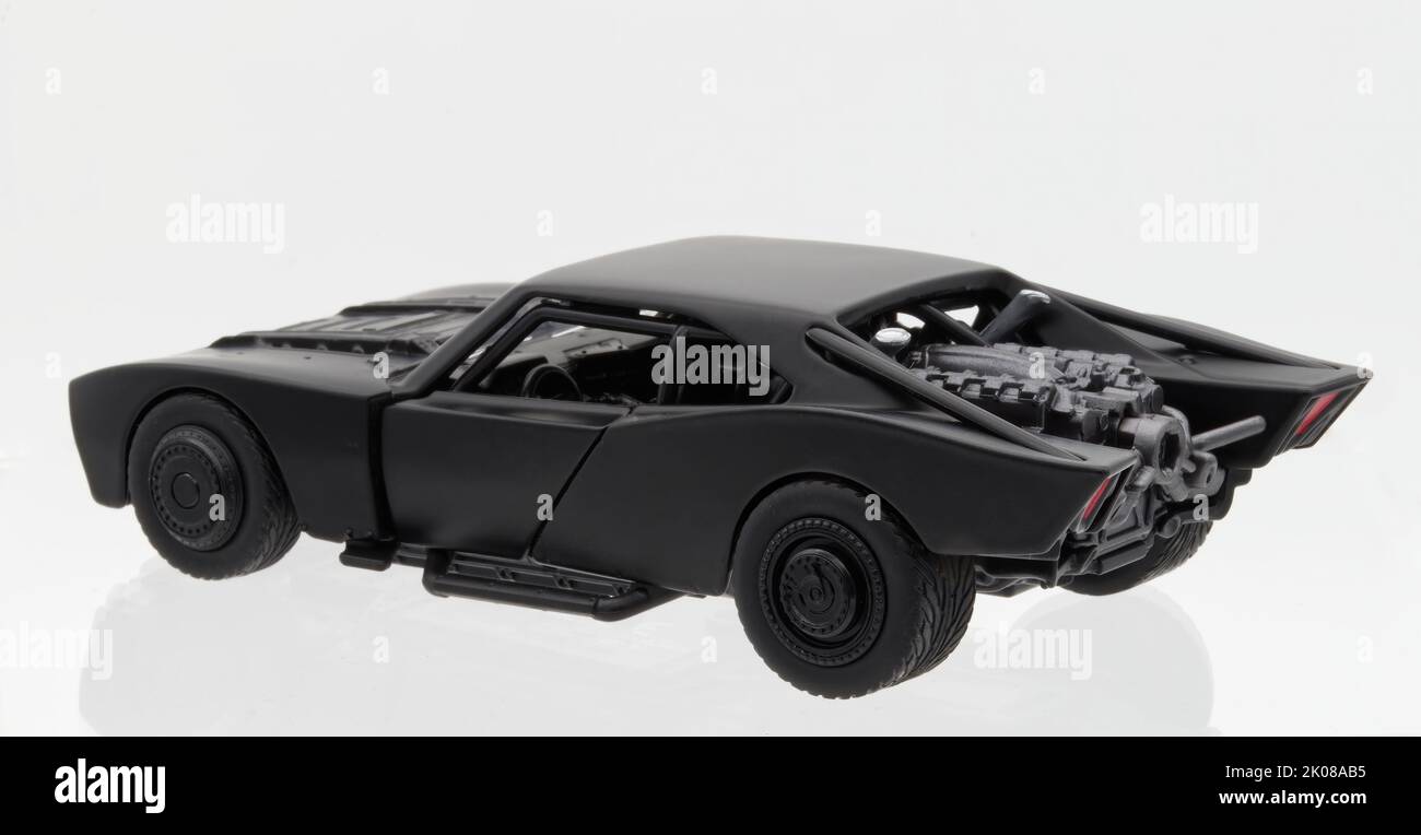 Il modello di Batmobile replica dal film di Batman, isolato su sfondo bianco Foto Stock