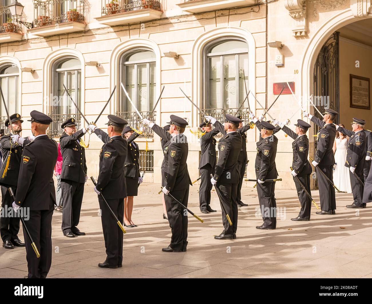 Alcala de Henares, Spagna - 18 giugno 2022: Picket militare d'onore all'uscita degli sposi novelli in piazza Cervantes in Alcala de Henares Foto Stock