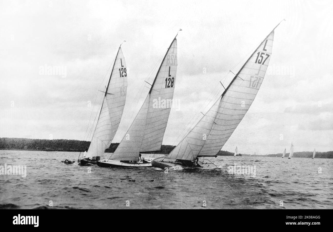 Intorno al Marco, Havel, Berlino. Barche a vela che corrono su un lago. Fotografia in bianco e nero Foto Stock