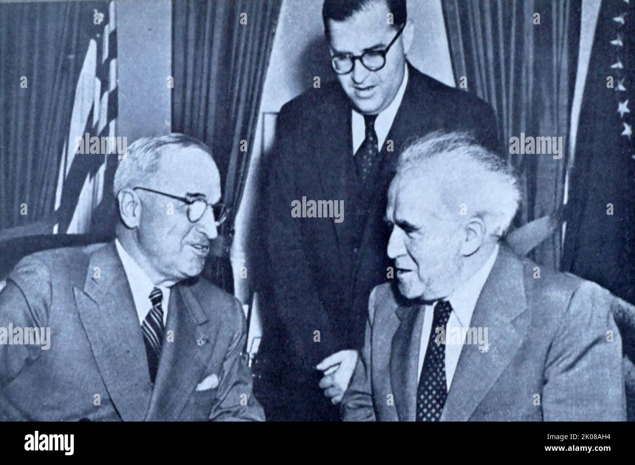 Il presidente Harry S. Truman (a sinistra) incontra il primo ministro israeliano David ben-Gurion (a destra) e l'ambasciatore israeliano Abba Eban (in piedi) in una cerimonia di dono presso l'Ufficio ovale. 8 maggio 1951 Foto Stock