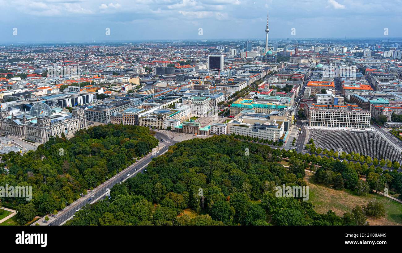 Skyline aereo di Berlino in Germania. Porta di Brandeburgo (Brandenburger Tor) luogo storico, edificio del Reichstag Ufficio governativo e Memoriale Foto Stock