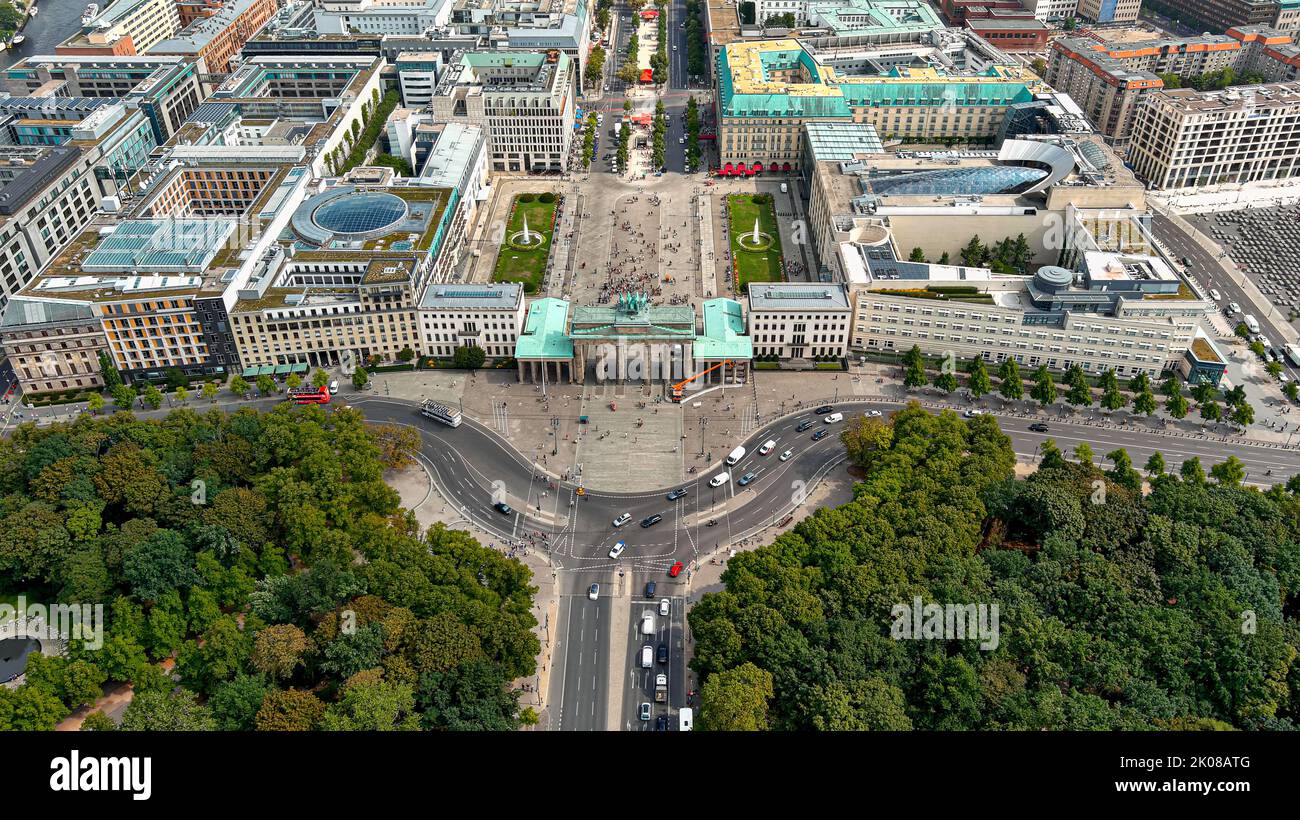 Veduta aerea della porta di Brandeburgo (Brandenburger Tor) a Berlino, capitale della Germania, Europa. Dall'alto dei famosi punti di riferimento della città europea Foto Stock