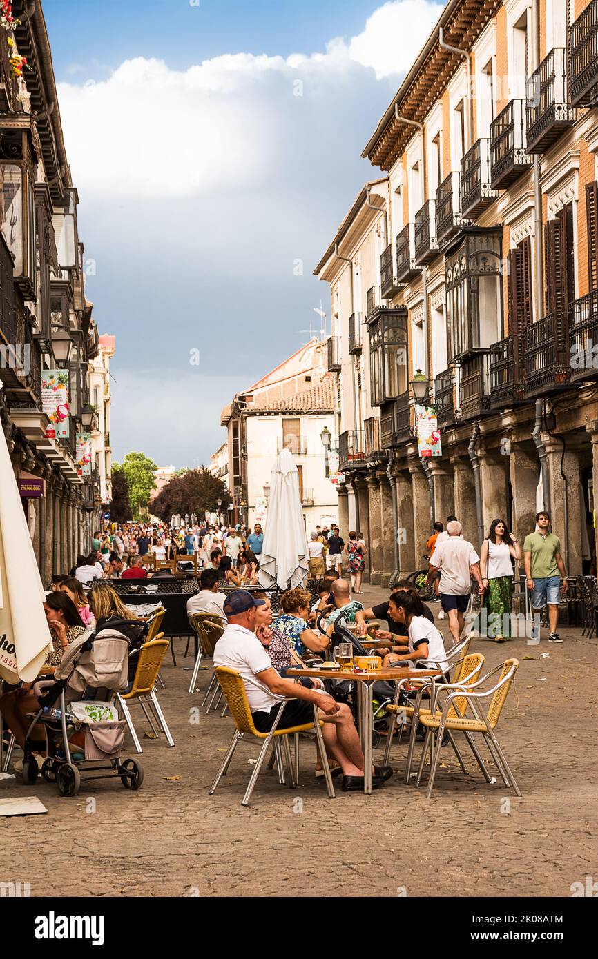Alcala de Henares, Spagna - 18 giugno 2022: Tavoli da bar e ristoranti turistici lungo le strade di Alcala de Henares Foto Stock