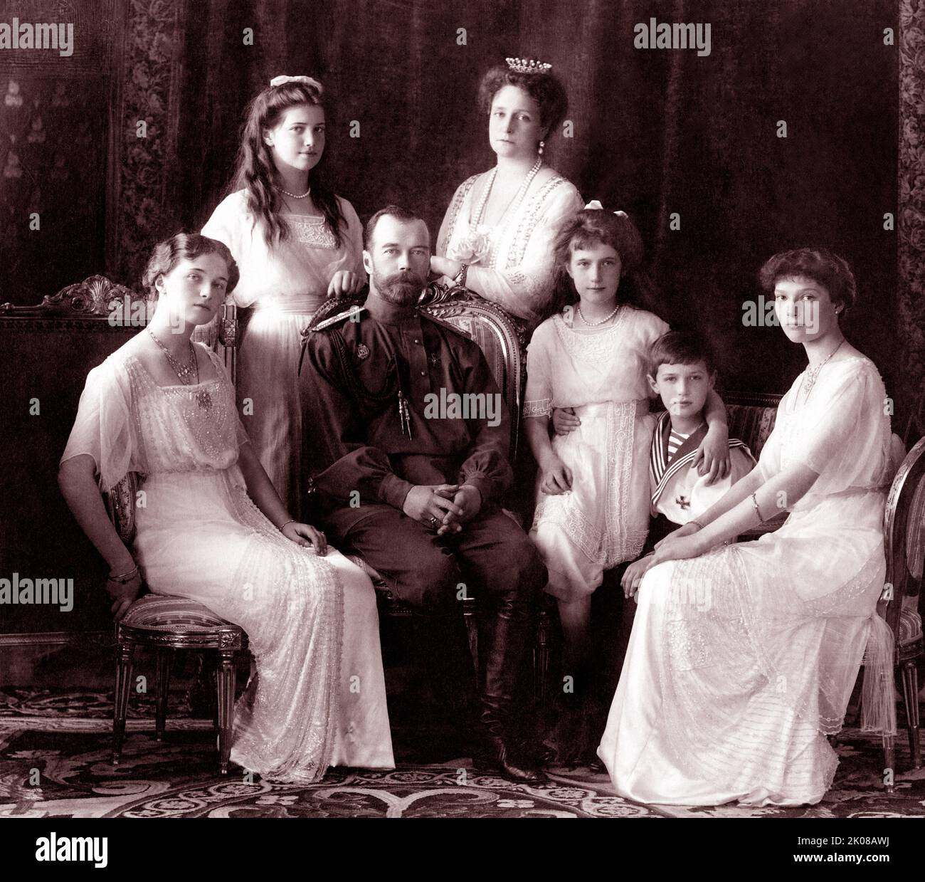 Nicola II con la sua famiglia, da sinistra a destra: Olga, Maria, Nicola II, Alexandra Fyodorovna, Anastasia, Alexei e Tatiana. Livadiya, 1913. Nicola II o Nikolai II (18 maggio 1868 – 17 luglio 1918), fu l'ultimo imperatore della Russia, re del Congresso di Polonia e Granduca di Finlandia, che regnò dal 1 novembre 1894 fino alla sua abdicazione il 15 marzo 1917 Foto Stock