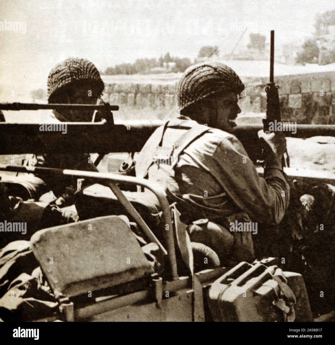 La jeep pattuglia che porta un fucile senza recupero si sposta in una città durante la guerra arabo-israeliana del 1948 (o prima), la seconda e ultima fase della guerra di Palestina del 1947-1949. Il suo inizio formale è avvenuto dopo la fine del mandato britannico per la Palestina a mezzanotte del 14 maggio 1948; la Dichiarazione d'indipendenza israeliana era stata rilasciata prima di quel giorno, e una coalizione militare di stati arabi è entrata nel territorio della Palestina britannica la mattina del 15 maggio Foto Stock