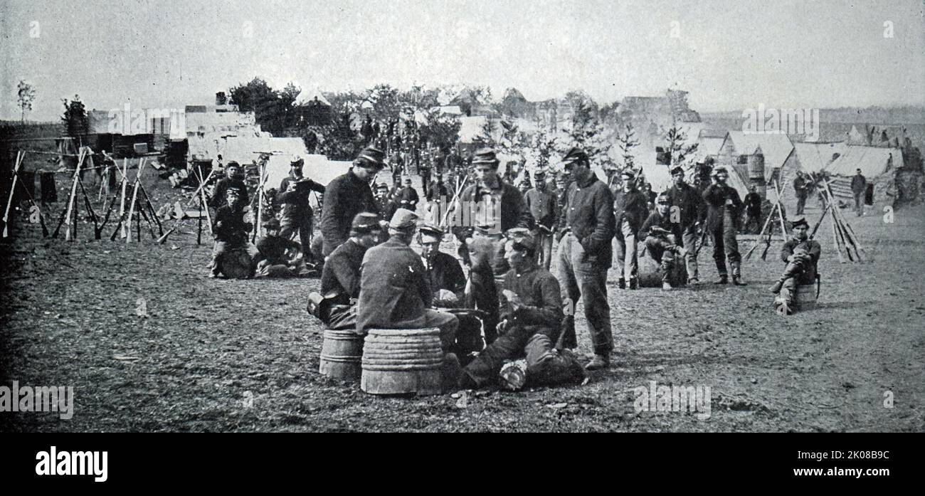 Scena in un campo durante la guerra civile americana. La guerra civile americana (12 aprile 1861 – 9 maggio 1865) è stata una guerra civile negli Stati Uniti tra l'Unione e gli stati confederati Foto Stock