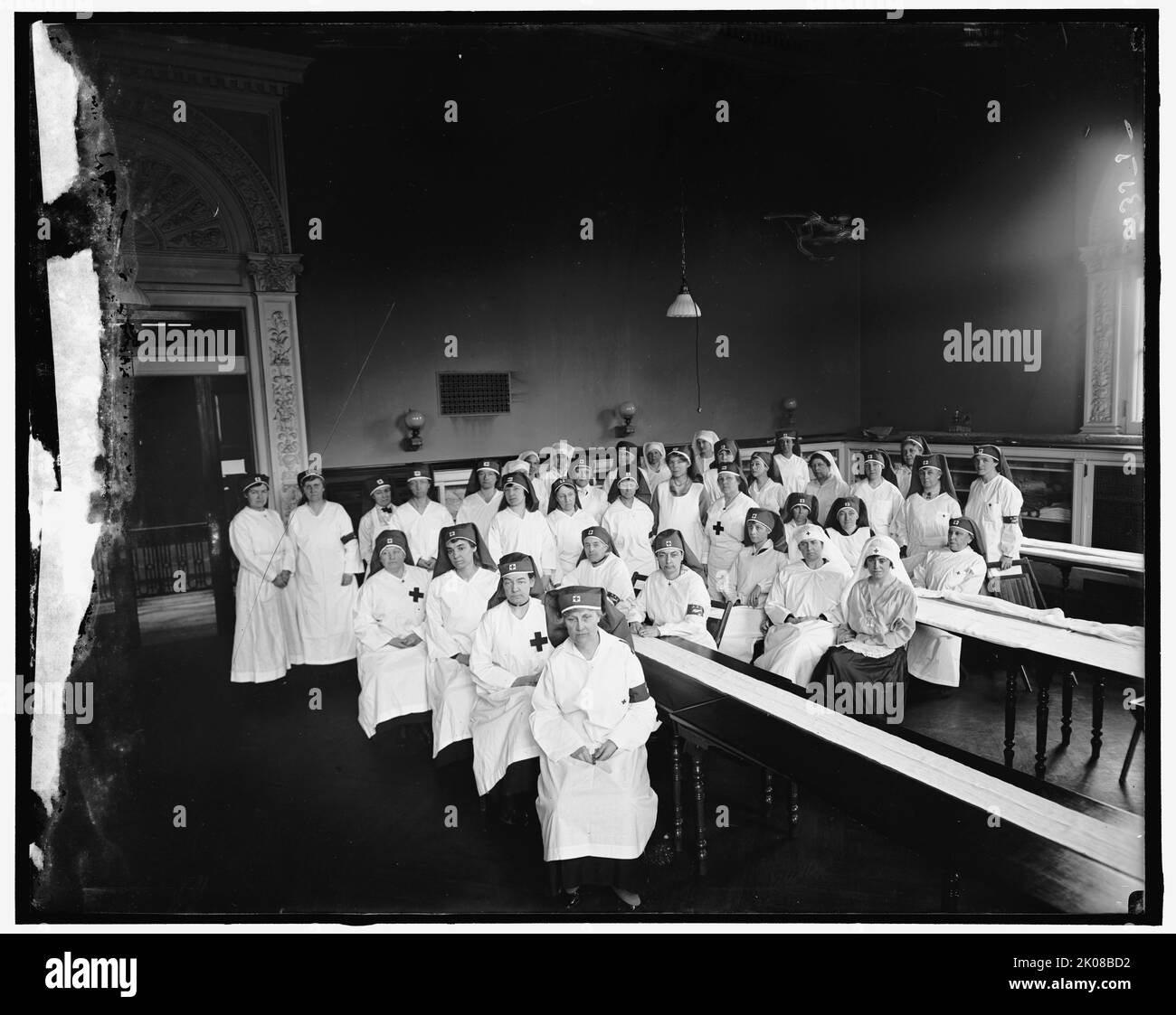 Club del 20th° secolo, tra il 1910 e il 1920. Donne in divise infermieristiche con braccialetti American Red Cross. Foto Stock