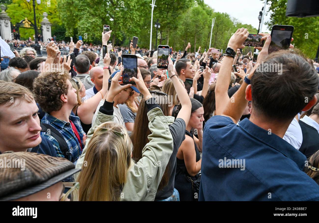 Londra UK 10th settembre 2022 - la folla si allinea al Mall di Londra al di fuori del St James's Palace, dove Carlo III è stato formalmente proclamato re oggi alle 11am:00 : Credit Simon Dack / Alamy Live News Foto Stock