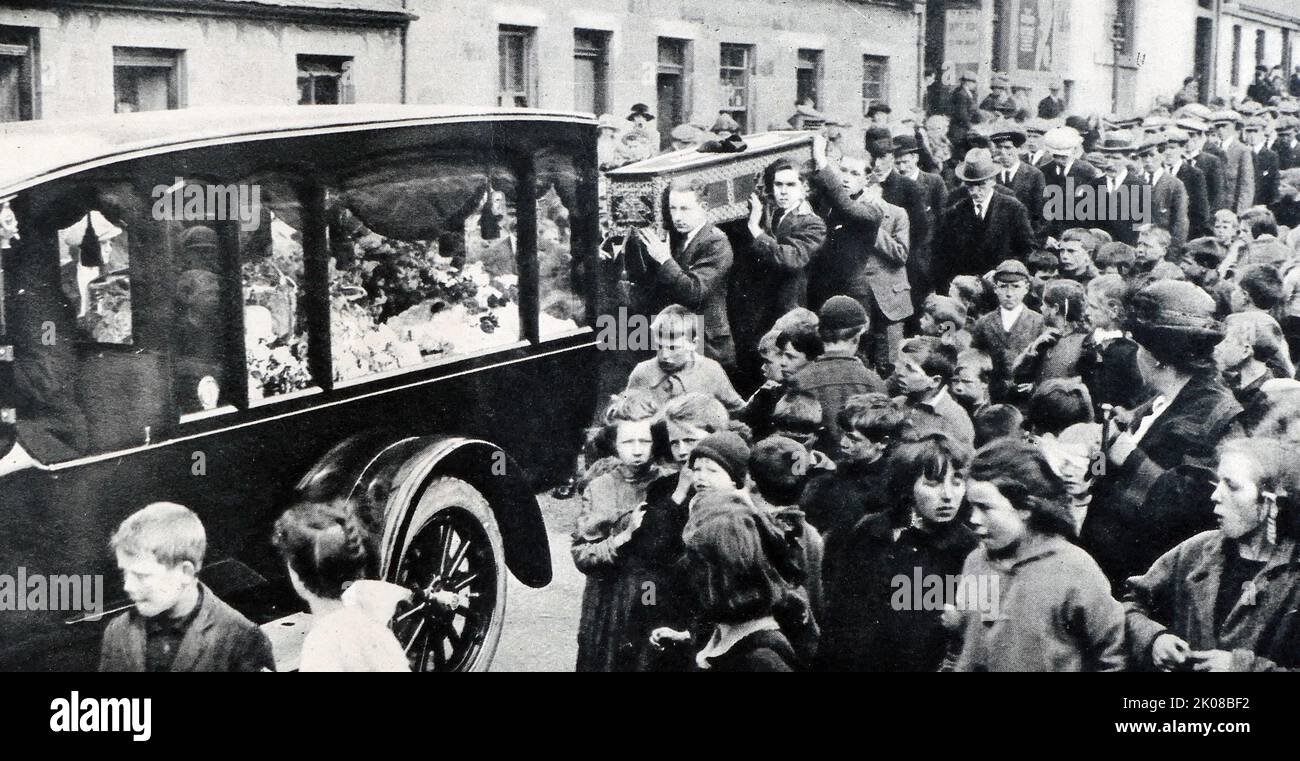 Funerali di una delle vittime di un'esplosione nei pressi di Kilsyth lo stesso giorno del disastro scozzese dei pit nel 1938 Foto Stock