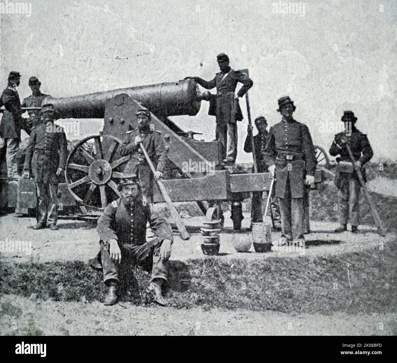 Caricamento della grande pistola a Fort Corcoran durante la guerra civile americana. La guerra civile americana (12 aprile 1861 – 9 maggio 1865) è stata una guerra civile negli Stati Uniti tra l'Unione e gli stati confederati Foto Stock