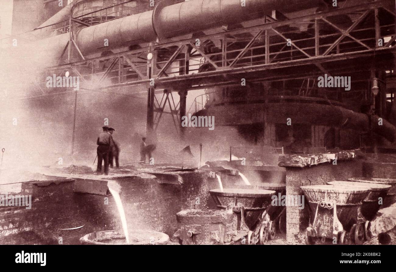 Fusione di minerale di ferro negli altiforni a Middlesborough, Inghilterra all'inizio del 20th ° secolo. Fotografia in bianco e nero Foto Stock