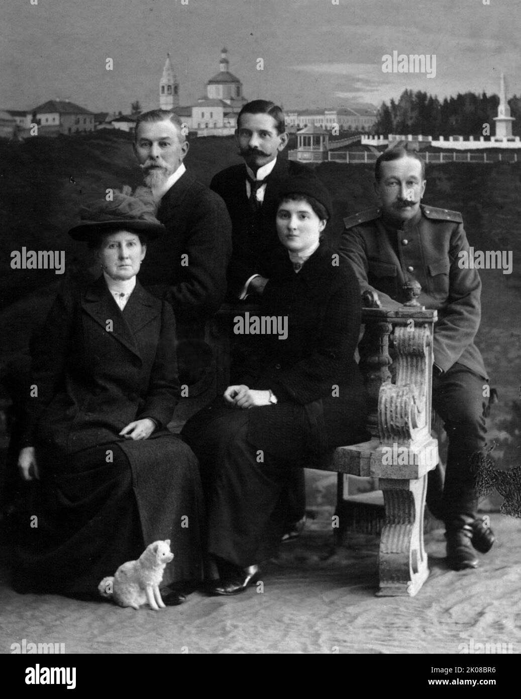 Catherine Schneider, conte Ilya Tatishchev, Pierre Gilliard, contessa Anastasia Hendrikova, principe Vasily Dolgorukov. Center Henrietta Catharina Luisa Schneider Henrietta Catharina Luisa Schneider (20 gennaio 1856 – 4 settembre 1918) è stato un . Schneider fu assassinato dai bolscevichi a Perm nell'autunno del 1918. Ilya Leonidovich Tatischev (11 dicembre 1859 – luglio 1918) è stato un Fu giustiziato dai bolscevichi e canonizzato nella Chiesa ortodossa russa fuori dalla Russia come nuovo martire. Pierre Gilliard ( Foto Stock