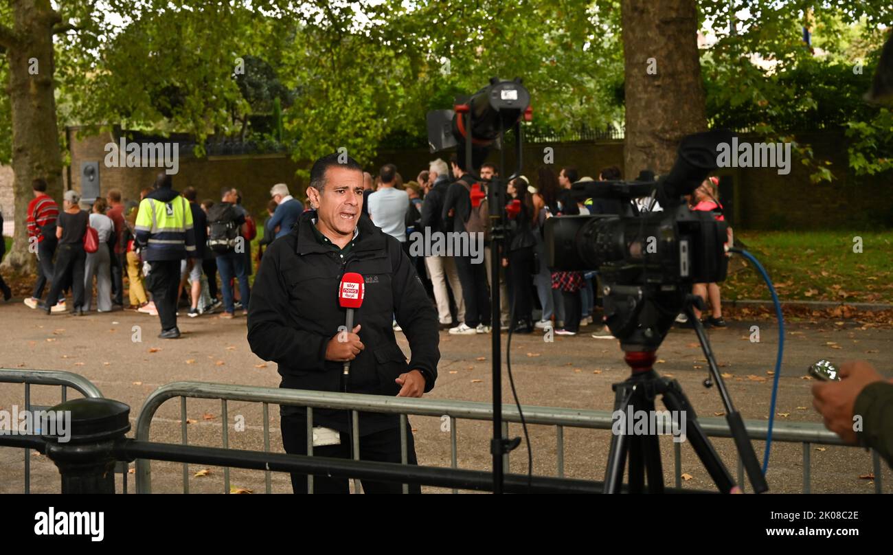 Londra UK 10th settembre 2022 - folle e linea di media The Mall a Londra al di fuori di St James's Palace, dove Carlo III è stato formalmente proclamato re oggi alle 11am : Credit Simon Dack / Alamy Live News Foto Stock