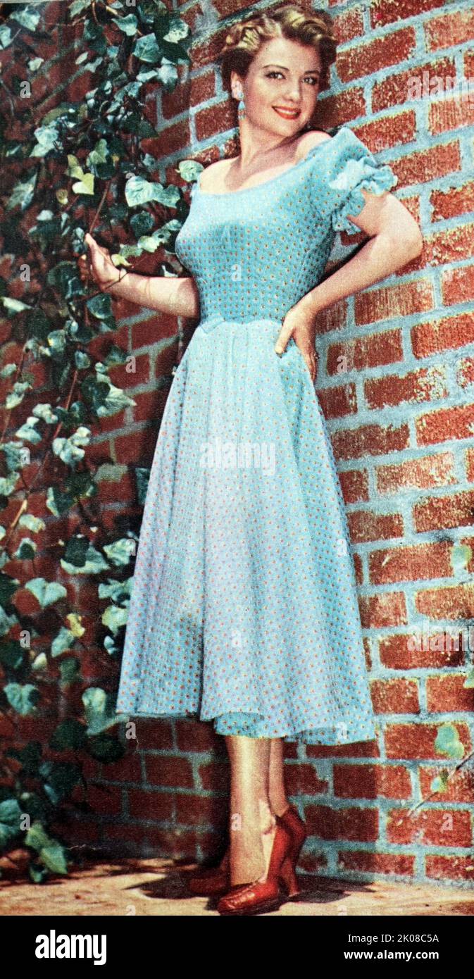 Anne Baxter e Steve Cochran sul set of Carnival Story, un film drammatico del 1954 diretto da Kurt Neumann, e pubblicato da RKO radio Pictures. Anne Baxter (7 maggio 1923 – 12 dicembre 1985) è stata una . Steve Cochran (Robert Alexander Cochran, 25 maggio 1917 – 15 giugno 1965) è stato un Foto Stock