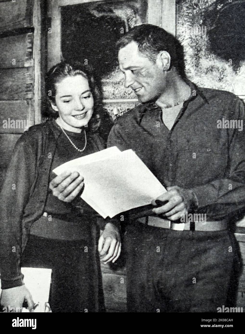 Billy Wilder e Suzanne Cloutier sul set di Stalag 17 è un film di guerra americano del 1953. Billy Wilder (Samuel Wilder, 22 giugno 1906 – 27 marzo 2002) è stato un regista, produttore e sceneggiatore austriaco-americano. Suzanne Cloutier (10 luglio 1923 – 2 dicembre 2003) è stata una Foto Stock