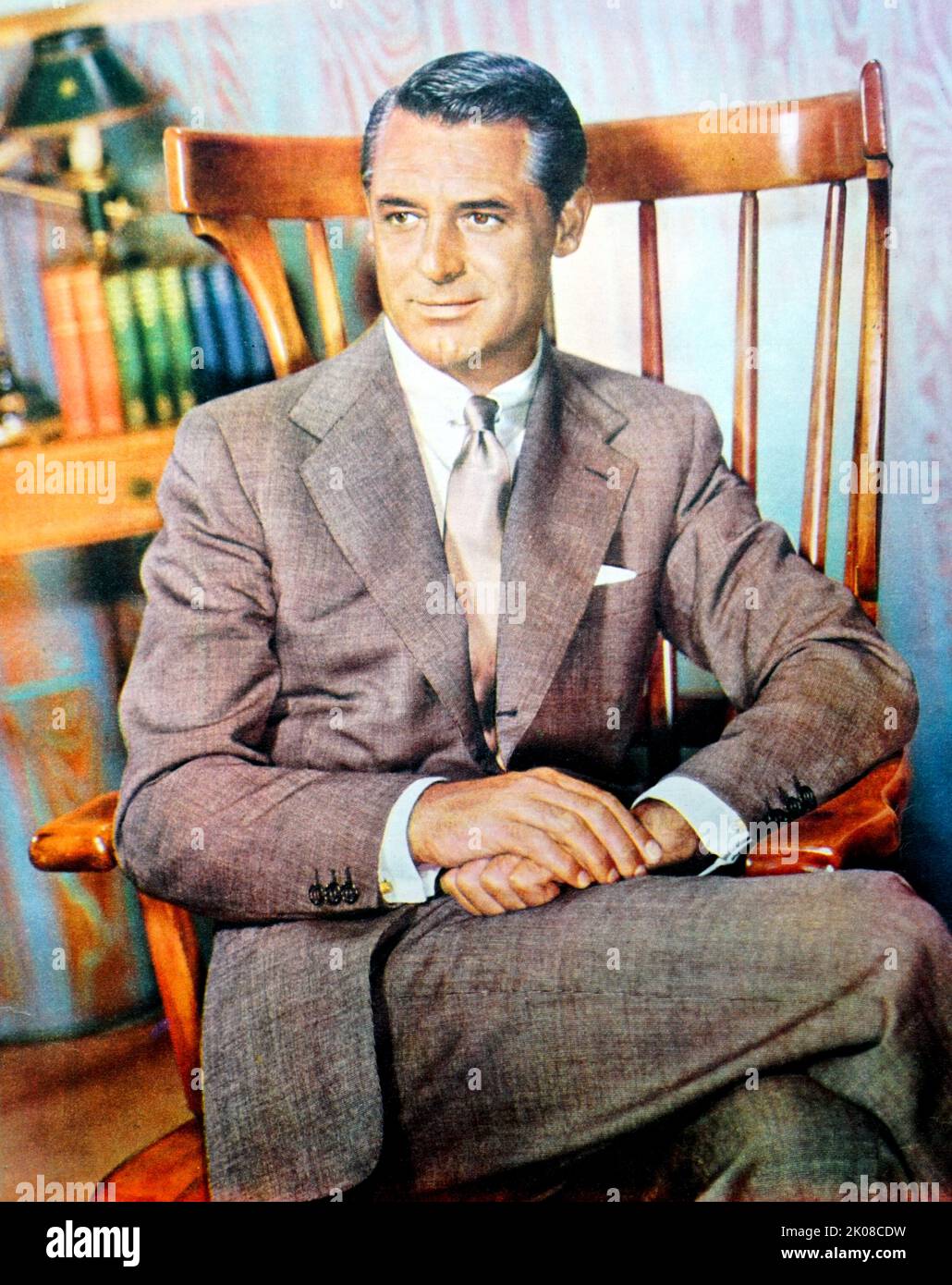 Cary Grant sul set di Dream Wife, un romantico film comico del 1953 con Deborah Kerr realizzato da Metro-Goldwyn-Mayer. Cary Grant (Archibald Alec Leach, 18 gennaio 1904 – 29 novembre 1986) è stato un Foto Stock