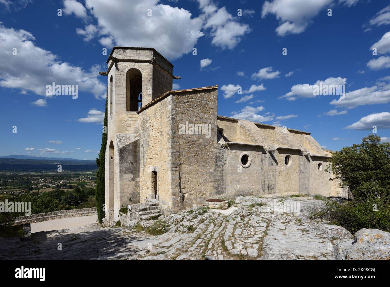 c16th Chiesa romanica di Notre Dame Dalidon costruita su roccia o affioramento roccioso nel vecchio villaggio di Oppède le Vieux Luberon Vaucluse Provenza Francia Foto Stock