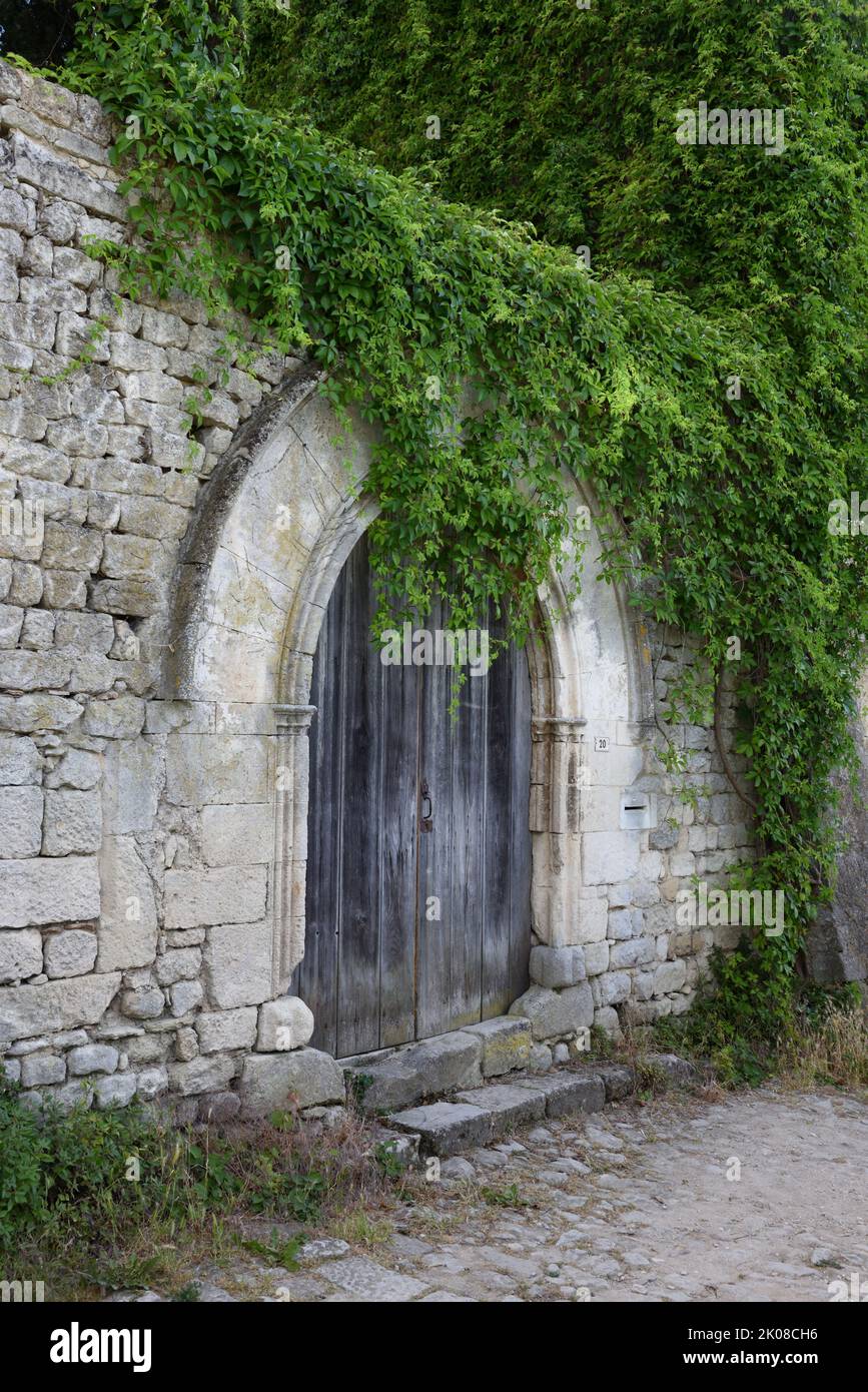 Stile medievale o porta o porta di legno antico Oppede le Vieux Vaucluse Luberon Provence France Foto Stock