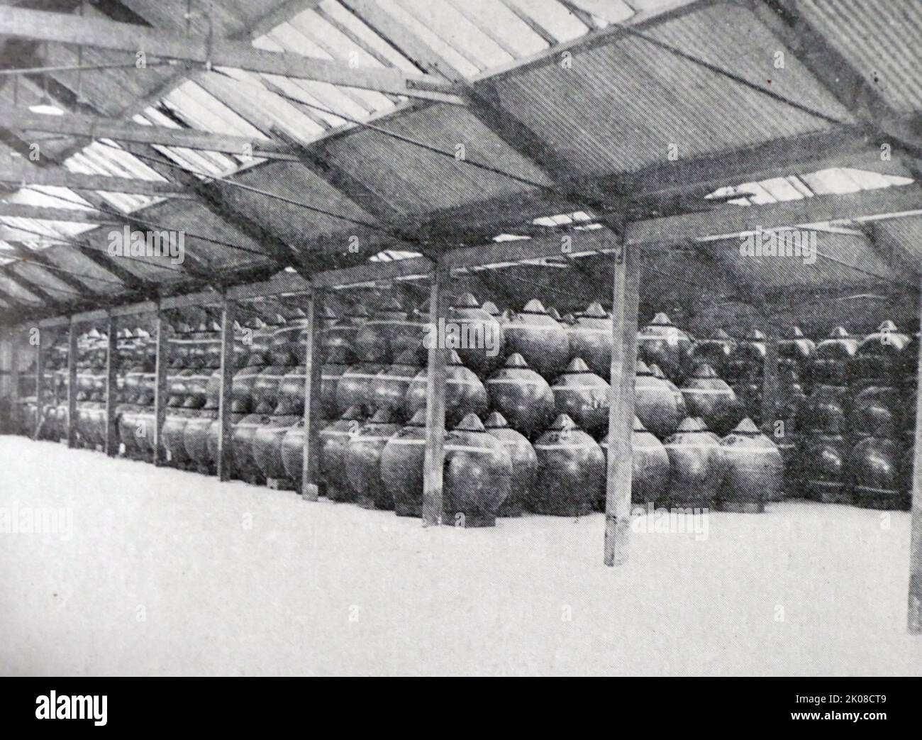 Miniere accatastate come formaggi olandesi in un deposito minerario durante la prima guerra mondiale Foto Stock