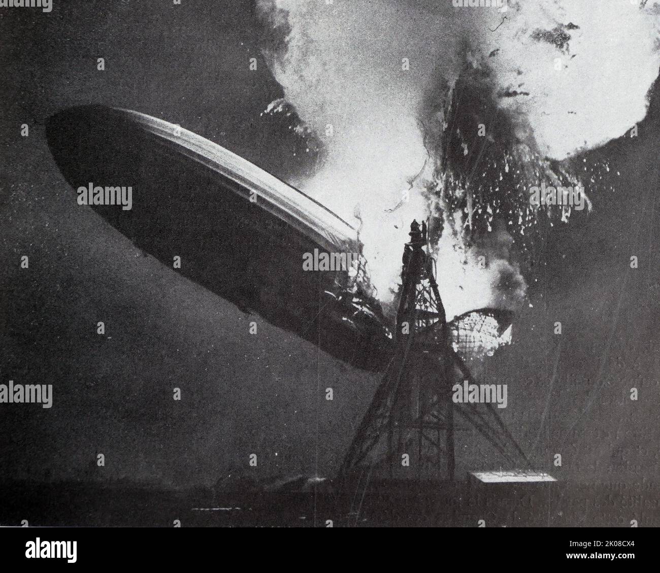 Il disastro di Hindenburg è stato un incidente aereo avvenuto il 6 maggio 1937 a Manchester Township, New Jersey, Stati Uniti. Il veliero passeggeri tedesco LZ 129 Hindenburg ha preso fuoco e fu distrutto durante il suo tentativo di attraccare con il suo palo di ormeggio presso la Naval Air Station Lakehurst. L'incidente ha causato 35 morti dalle 97 persone a bordo e un ulteriore decesso a terra Foto Stock