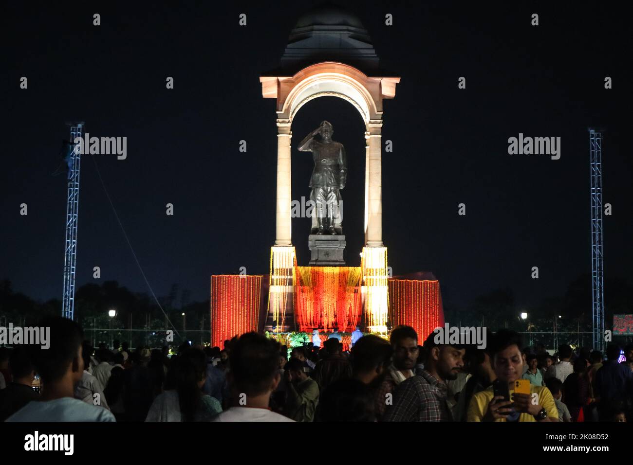 9 settembre 2022, Nuova Delhi, India: La gente si riunisce per vedere la statua appena svelata del combattente per la libertà Subhas Chandra Bose a India Gate. La gente si riunisce a India Gate per vedere uno spettacolo di droni di 250 droni che mostrano la vita e l'eredità del combattente per la libertà Subhas Chandra Bose. (Credit Image: © Bibek Chettri/Pacific Press via ZUMA Press Wire) Foto Stock