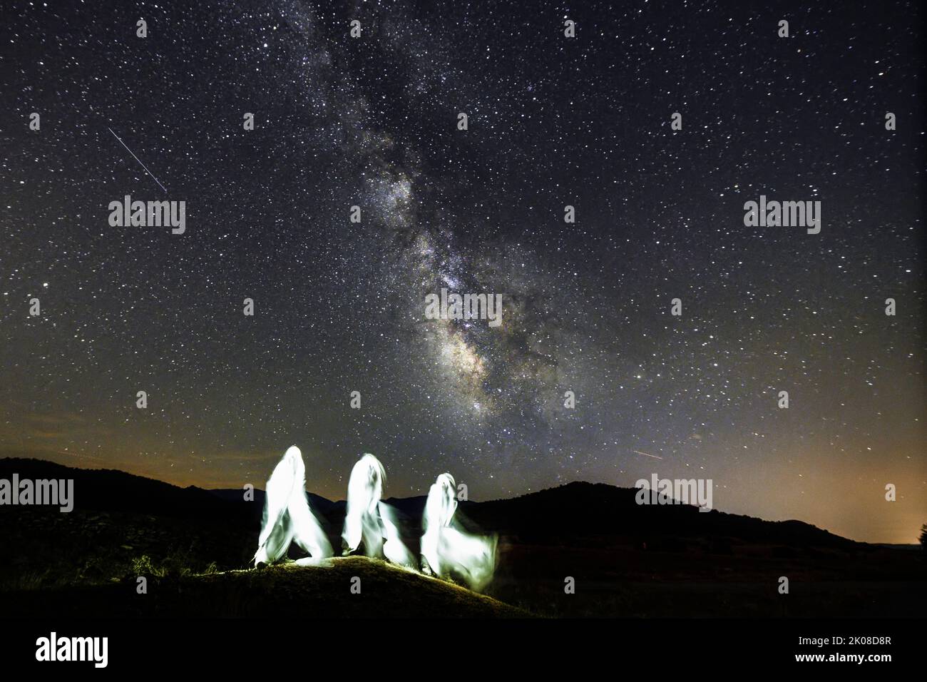 Fotografia notturna, pittura luminosa con il modo lattiginoso sullo sfondo. Foto Stock