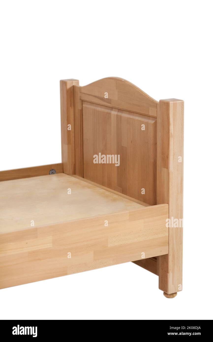 Letto in legno. Nuovo telaio in legno letto su sfondo bianco vista laterale. Foto Stock