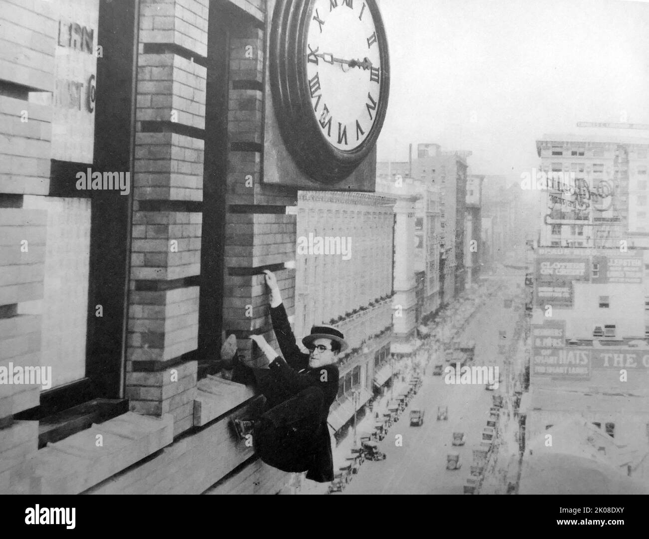 Harold Lloyd in una scena da Safety Last! È un film americano silenzioso romanticismo-commedia del 1923. Harold Clayton Lloyd Sr. (20 aprile 1893 – 8 marzo 1971) è stato un Foto Stock