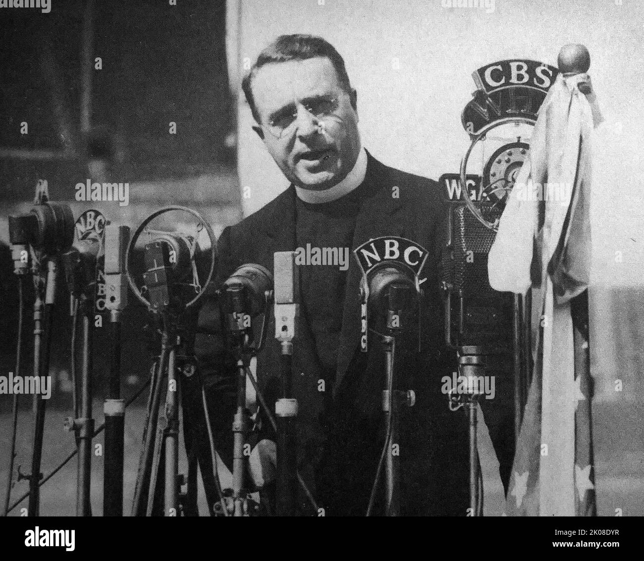 Charles Edward Coughlin (25 ottobre 1891 – 27 ottobre 1979) è stato un . Soprannominato il "radio Priest", fu uno dei primi leader politici a utilizzare la radio per raggiungere un pubblico di massa: Durante gli anni '1930s, si stima che 30 milioni di ascoltatori sintonizzati sulle sue trasmissioni settimanali Foto Stock