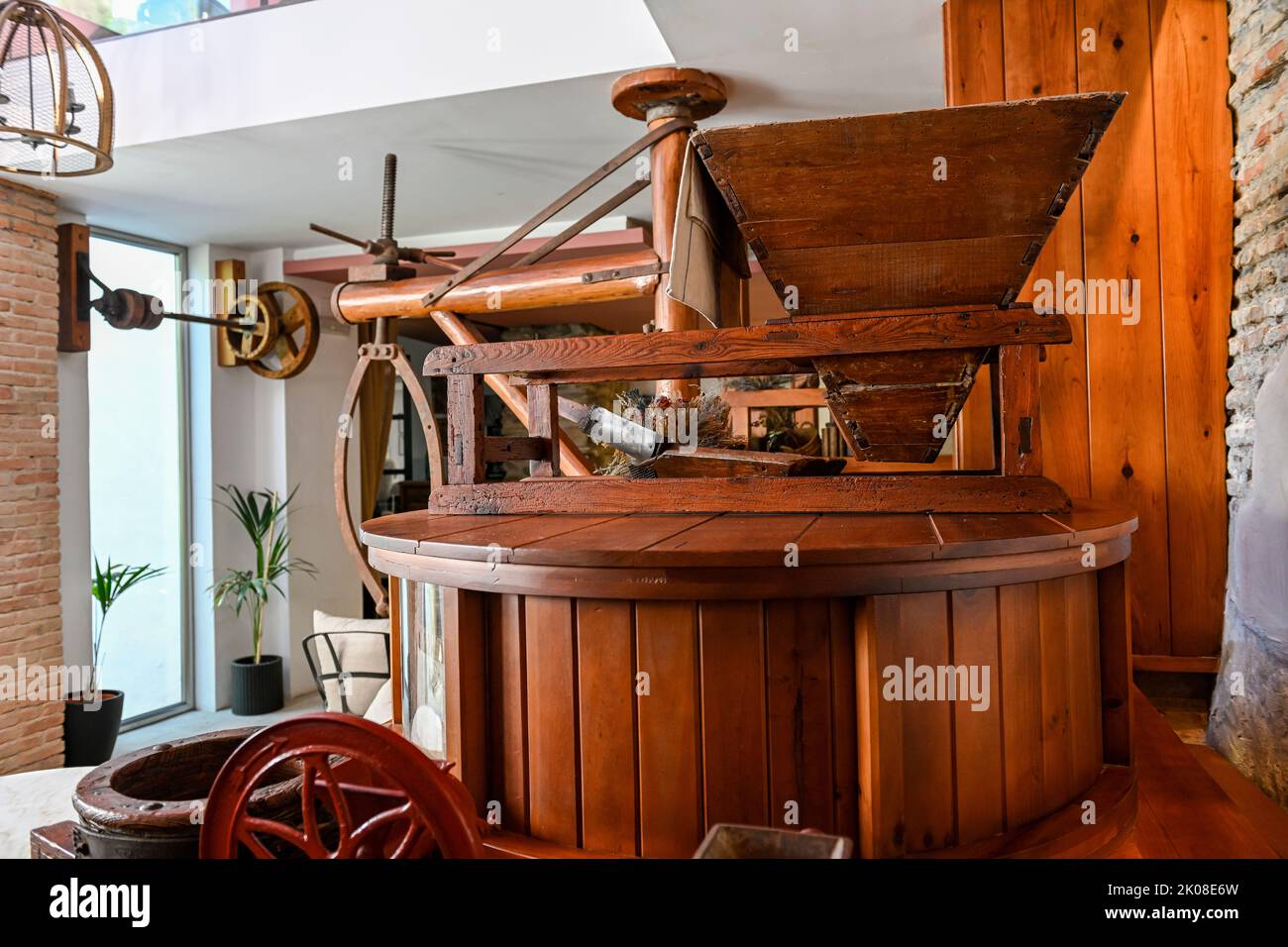 Interno di un mulino di farina idraulico restaurato. Foto Stock