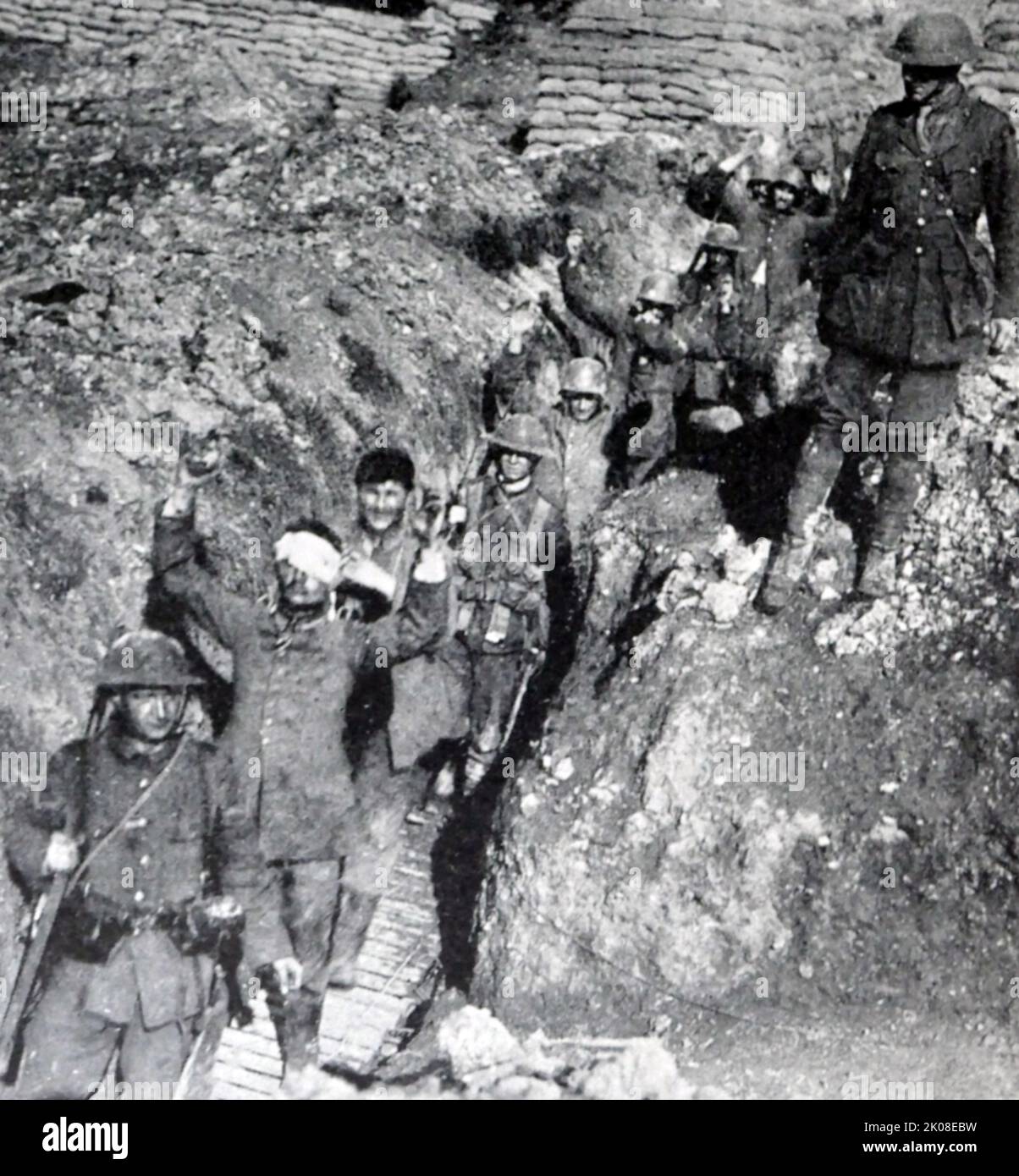 Prigionieri tedeschi vicino a Thiepal a seguito di un attacco da parte della 32nd Divisione delle truppe del nuovo esercito il 1 luglio 1916 durante la prima guerra mondiale Foto Stock