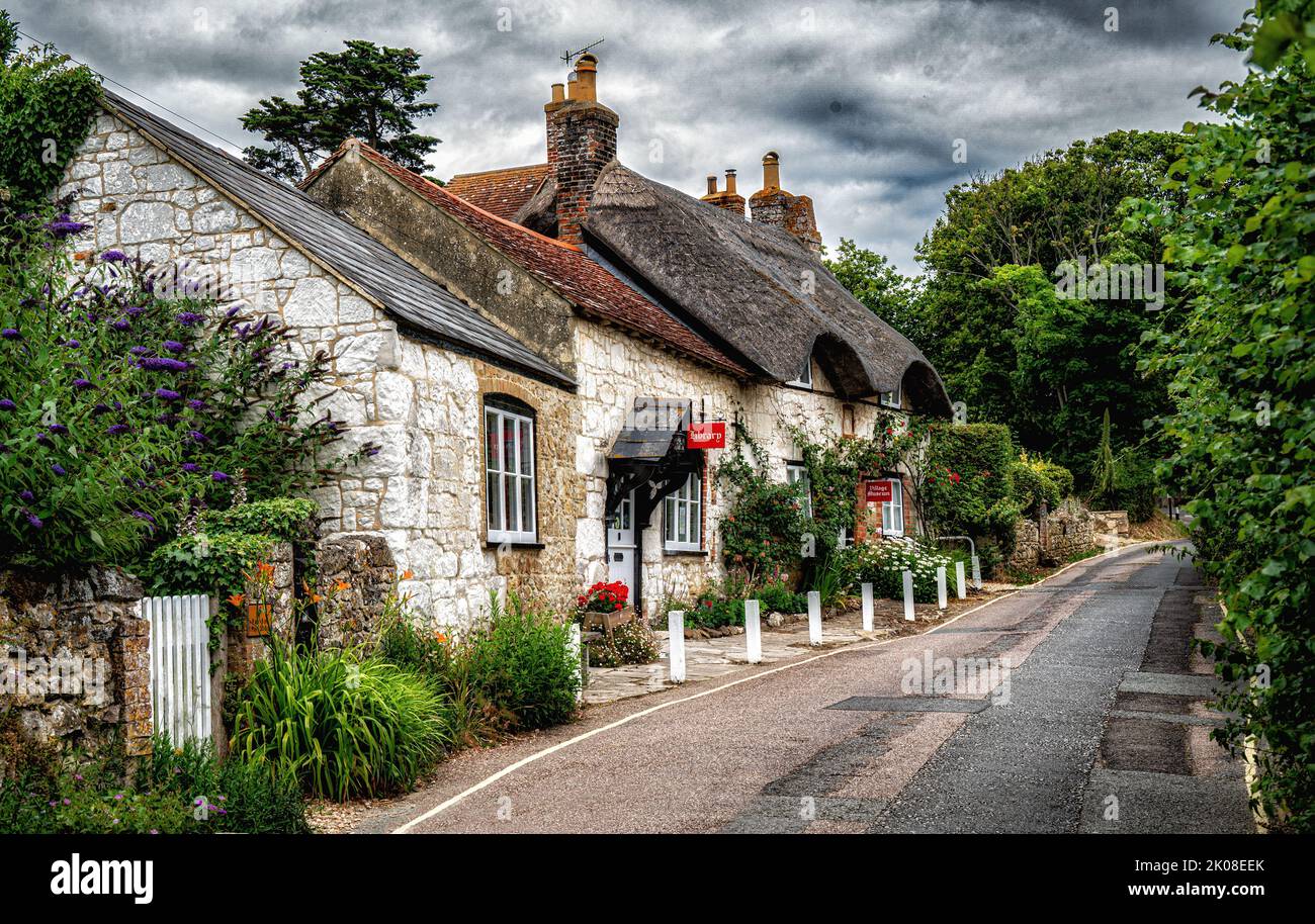 Pittoresco fiow di vecchi cottage con tetto di paglia a Brighstone sull'isola di Wight. Foto Stock
