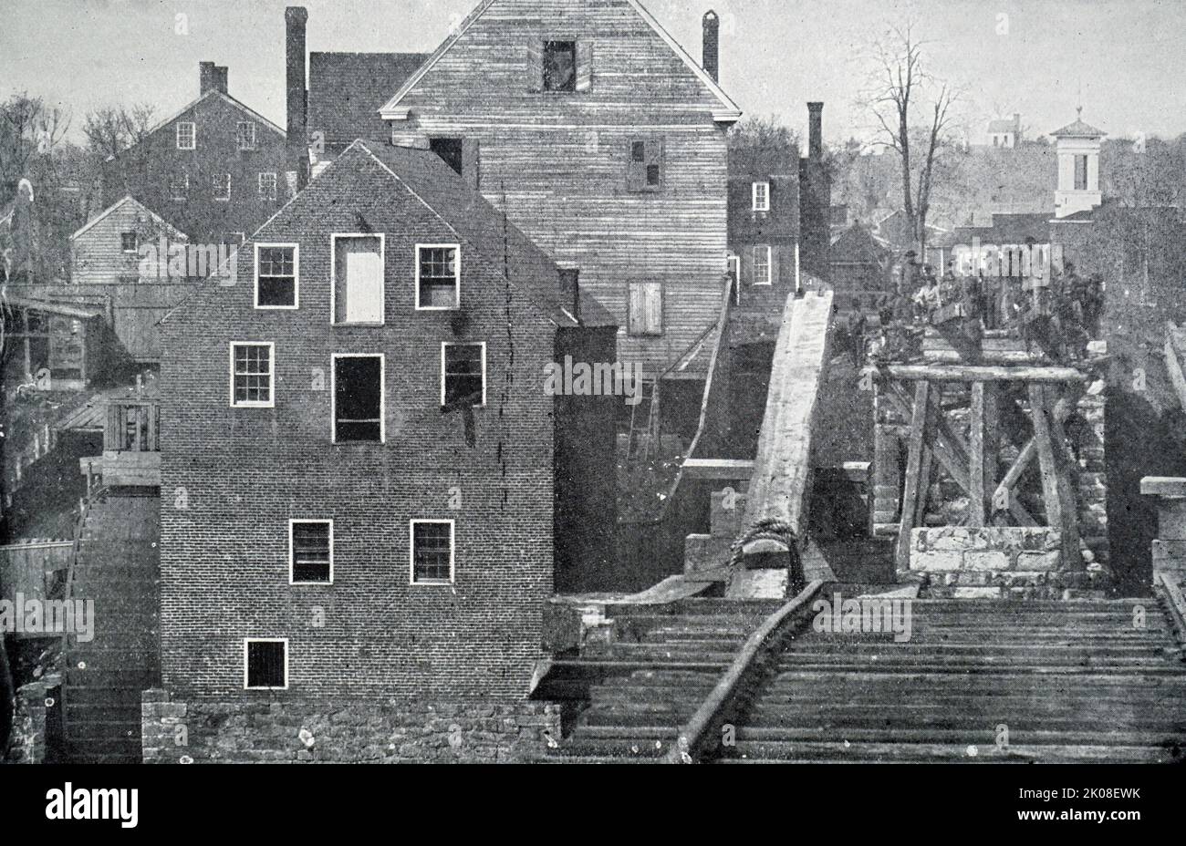 Gruppo di confederati a Fredericksburg durante la guerra civile americana. La battaglia di Fredericksburg fu combattuta dal 11 al 15 dicembre 1862, a Fredericksburg, Virginia, nella guerra civile americana (12 aprile 1861 - 9 maggio 1865), negli Stati Uniti tra l'Unione e gli stati della Confederazione Foto Stock