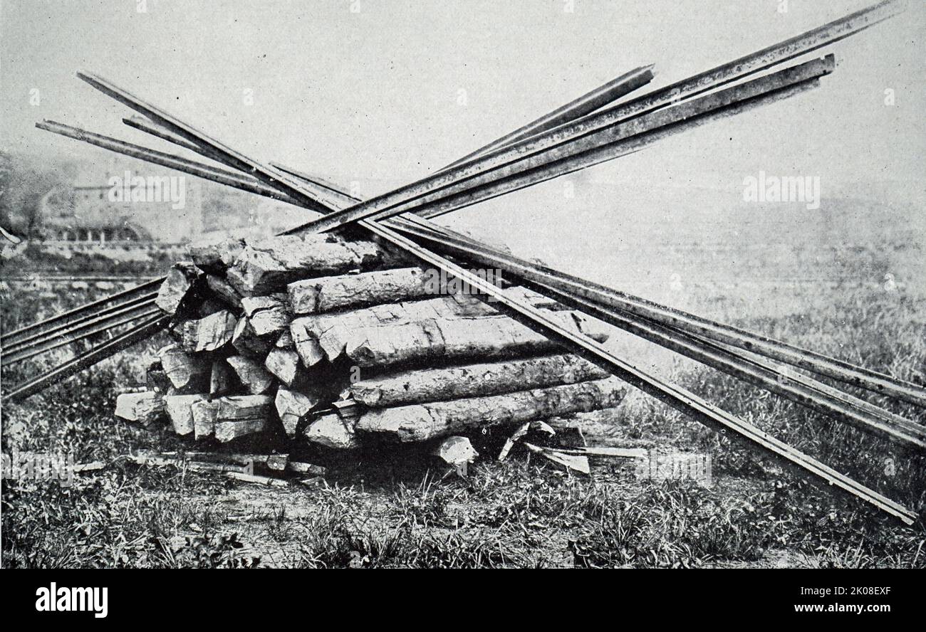 Metodo di distruzione delle ferrovie per impedire il trasporto durante la guerra civile americana (12 aprile 1861 - 9 maggio 1865) una guerra civile negli Stati Uniti tra gli Stati dell'Unione e gli stati confederati Foto Stock