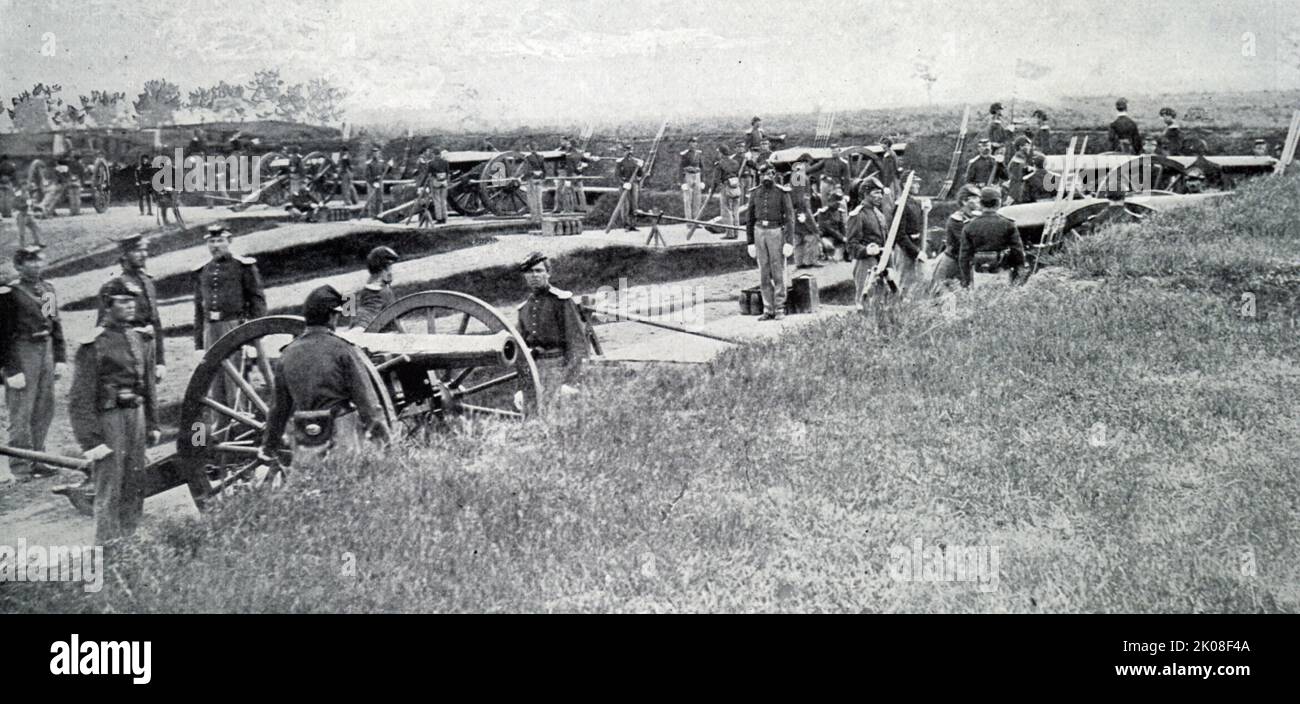 Perforazione nel Forte. Soldati e artiglieria in un forte costruito durante la guerra civile americana (12 aprile 1861 - 9 maggio 1865) una guerra civile negli Stati Uniti tra gli Stati dell'Unione e gli stati della Confederazione Foto Stock