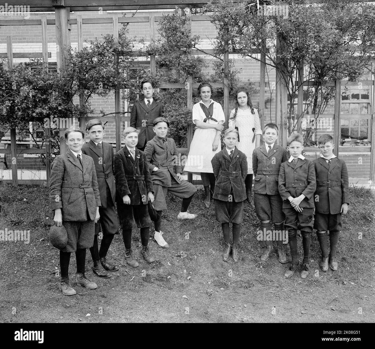 Eaton School, tra il 1910 e il 1920. [Gruppo di bambini: I ragazzi indossano tute tweed o Corduroy con giacche con cintura e knickerbocker]. Foto Stock