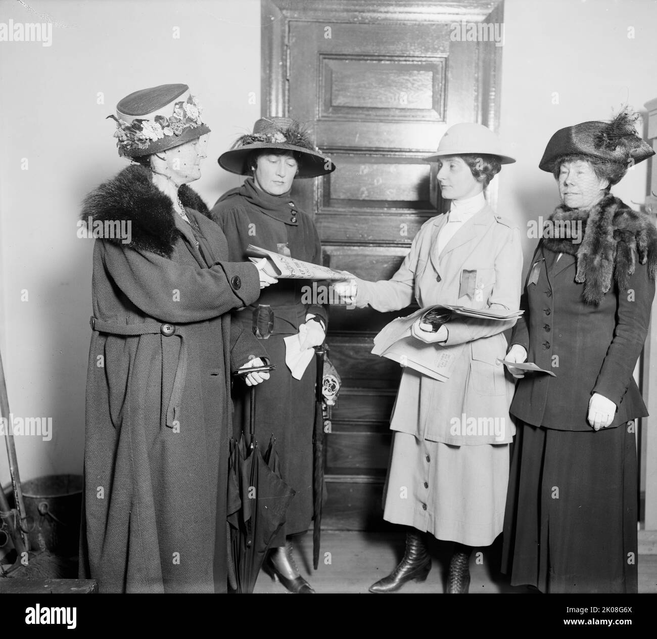Legione americana, tra il 1910 e il 1920. [Gruppo di donne con una copia di 'Stelle e strisce', un giornale militare. La Legione americana è un'organizzazione senza scopo di lucro dei veterani di guerra degli Stati Uniti]. Foto Stock