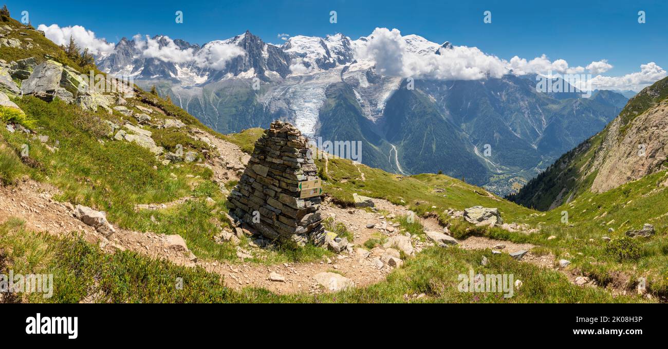 Il panorama del massiccio del Monte Bianco e le torri Les Aiguilles. Foto Stock