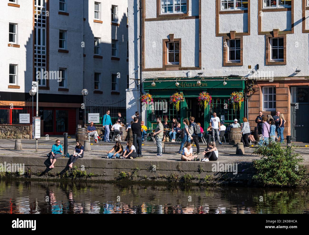 Leith, Edimburgo, Scozia, Regno Unito, 10th settembre 2022. Il tempo nel Regno Unito: Sunshine on Leith. Una calda giornata di sole a settembre per gli ospiti che possono godersi i bar e i ristoranti sulla Shore by the Malt and Hops pub. Credit: Sally Anderson/Alamy Live News Foto Stock