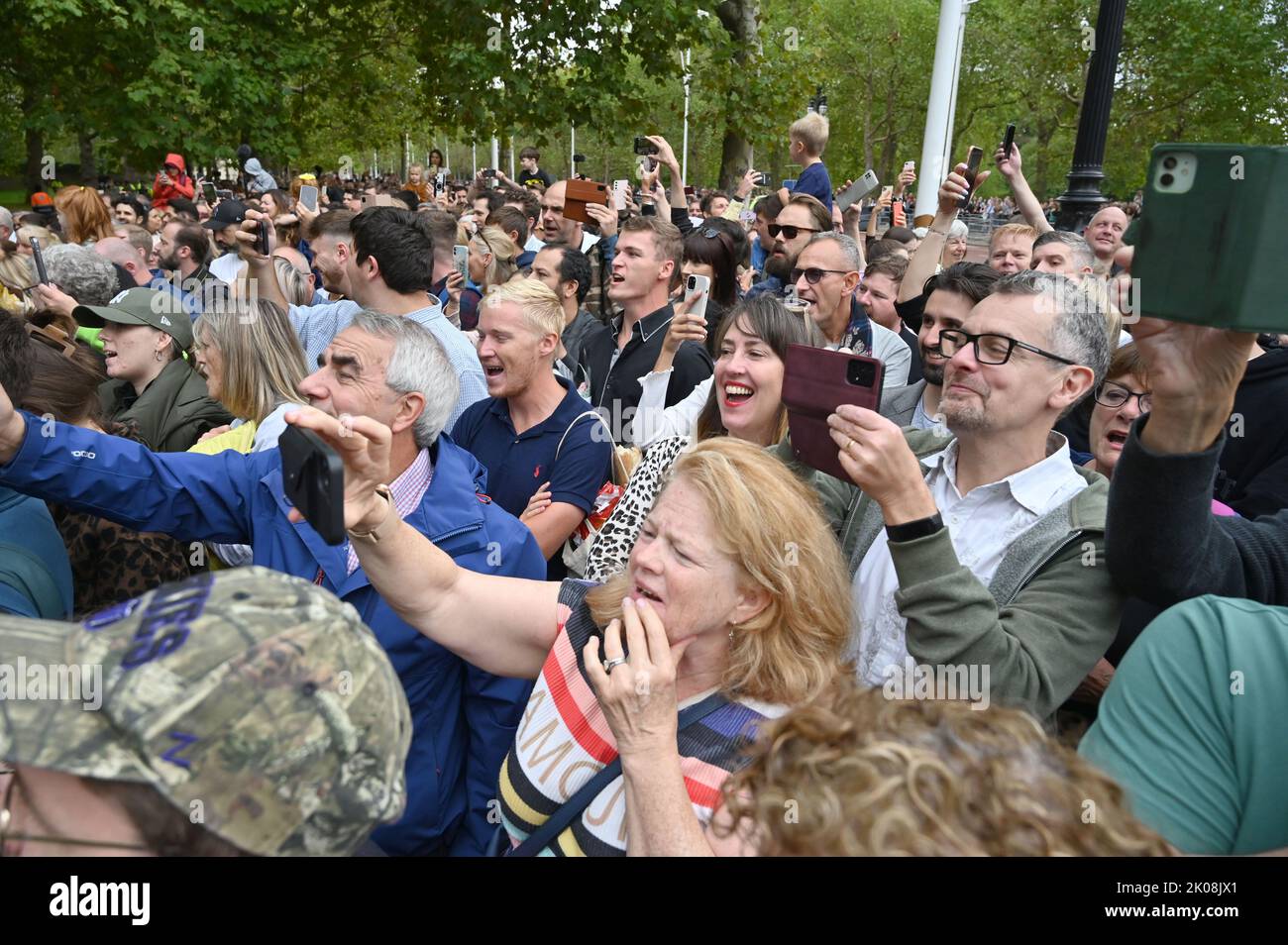 Londra UK 10th settembre 2022 - le folle cantano Dio Save the King in the Mall a Londra al di fuori del St James's Palace, dove Carlo III è stato formalmente proclamato re oggi alle 11am:00 : Credit Simon Dack / Alamy Live News Foto Stock