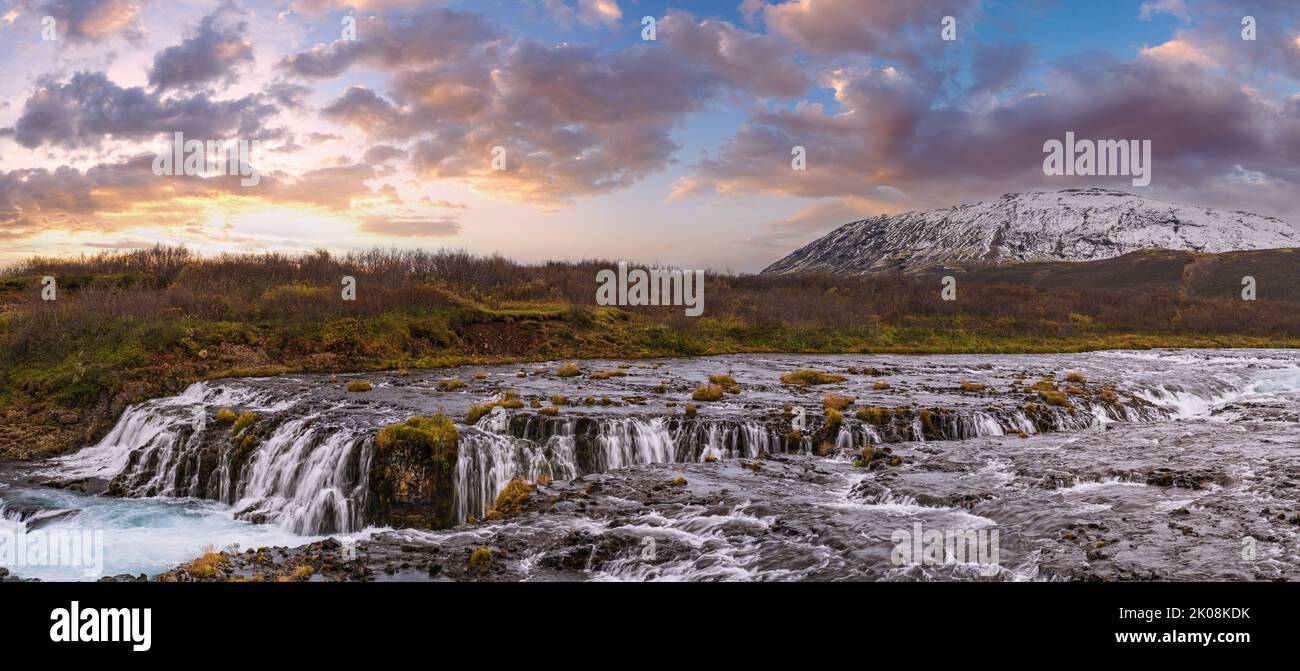Pittoresca cascata Bruarfoss vista autunno. Stagione che cambia nelle Highlands meridionali dell'Islanda. Foto Stock