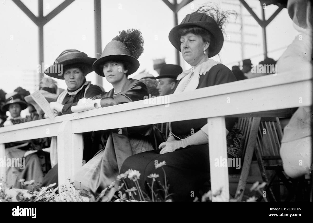 Horse show - spettatori: Non identificati; Sig.ra Nicholas Longworth; Sig.ra W. Murray Crane, 1911. Foto Stock