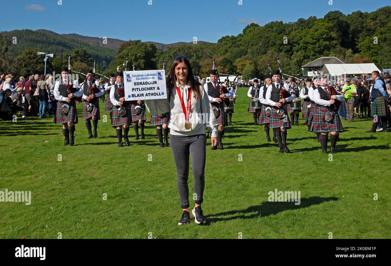 Pitlochry, Perth e Kinross, Scozia, Regno Unito. 10th settembre 2022. 170th Pitlochry Highland Games. Il curler della medaglia d'oro olimpica di Eve Muirhead conduce i gruppi di tubi Erradour, Pitlochry e Blair Atholl nell'arena. Gli ultimi Giochi delle Highland del 2022. Credit: Arch White/alamy live news. Foto Stock