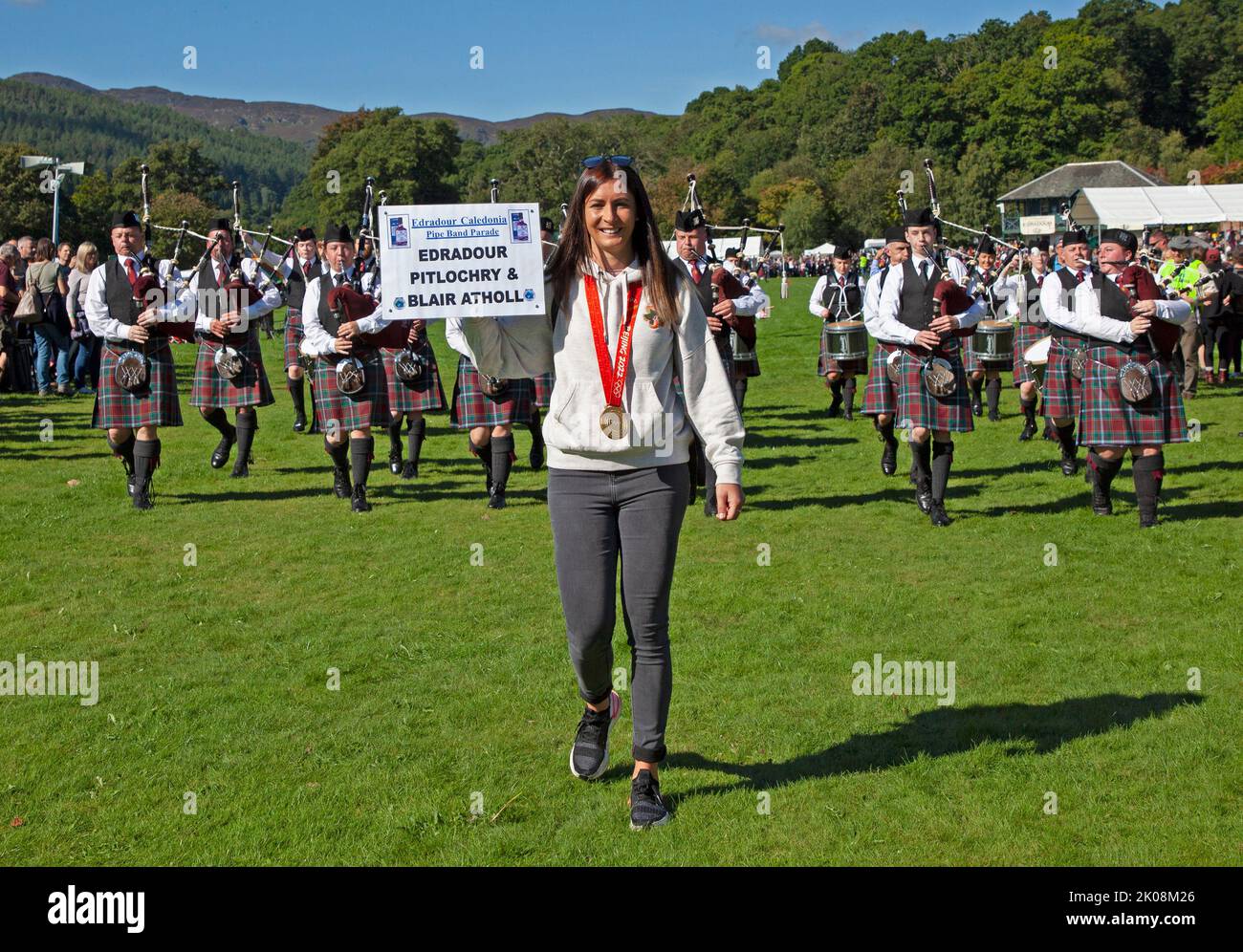 Pitlochry, Perth e Kinross, Scozia, Regno Unito. 10th settembre 2022. 170th Pitlochry Highland Games. Il curler della medaglia d'oro olimpica di Eve Muirhead conduce i gruppi di tubi Erradour, Pitlochry e Blair Atholl nell'arena. Gli ultimi Giochi delle Highland del 2022. Credit: Arch White/alamy live news. Foto Stock