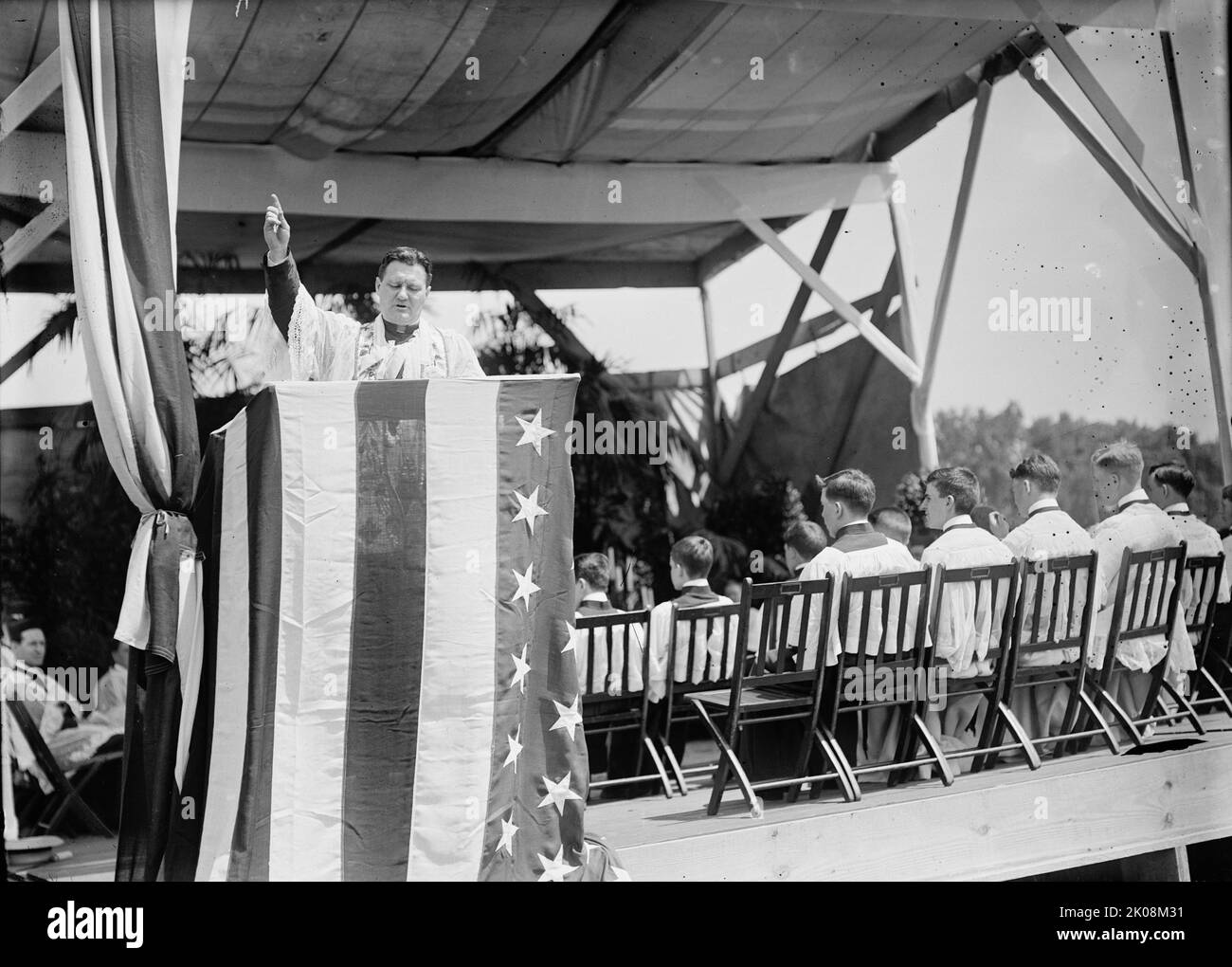 Santa Messa sul campo militare della Società del Santo Nome della Chiesa Cattolica Romana - Padre Eugene della McDonnell, S.J., 1910. Incontro religioso, USA. Foto Stock