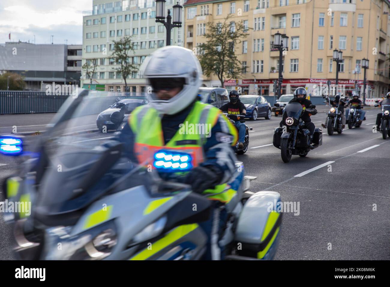 I membri dei club motociclistici di Outlaw sono scesi in diverse strade a Berlino il 10 settembre 2022 per protestare contro il divieto dei badge. I membri di Hells Angels e di altri club motociclistici hanno partecipato alla protesta contro questa legge. Secondo la legge, che è in vigore dal 2017, gli Angeli Hells non sono più autorizzati a mostrare insegne di club come il cranio alare in pubblico. Molti club hanno cercato di intentare un procedimento contro questa decisione in tribunale. Tuttavia, la Corte costituzionale federale ha respinto tale richiesta. Tra gli altri, il divieto riguarda gli Hells Angels MC e i suoi gruppi affiliati Red Devils MC, MG 8 Foto Stock