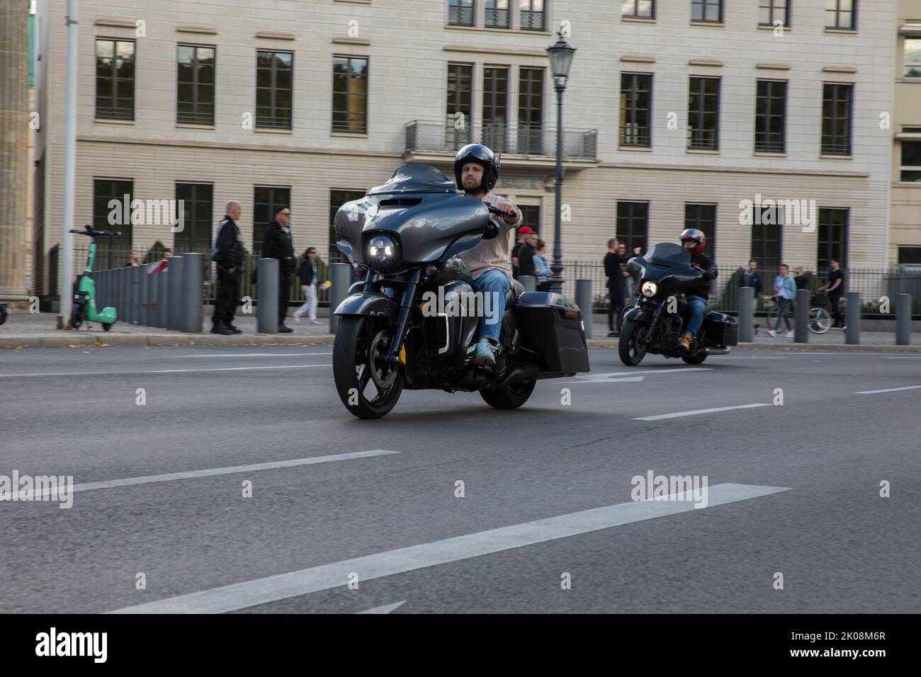 I membri dei club motociclistici di Outlaw sono scesi in diverse strade a Berlino il 10 settembre 2022 per protestare contro il divieto dei badge. I membri di Hells Angels e di altri club motociclistici hanno partecipato alla protesta contro questa legge. Secondo la legge, che è in vigore dal 2017, gli Angeli Hells non sono più autorizzati a mostrare insegne di club come il cranio alare in pubblico. Molti club hanno cercato di intentare un procedimento contro questa decisione in tribunale. Tuttavia, la Corte costituzionale federale ha respinto tale richiesta. Tra gli altri, il divieto riguarda gli Hells Angels MC e i suoi gruppi affiliati Red Devils MC, MG 8 Foto Stock